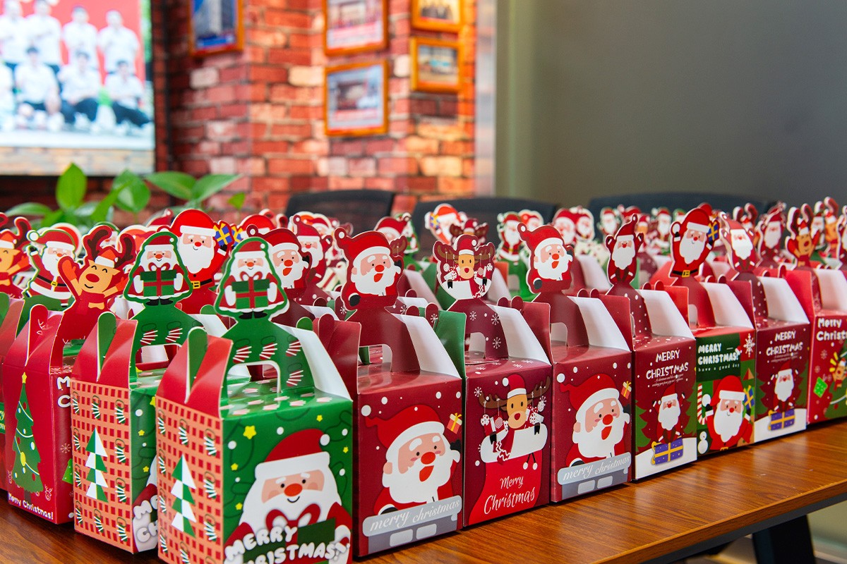 中閥傳媒平安夜“蘋”添暖意，傳遞“閥”動力